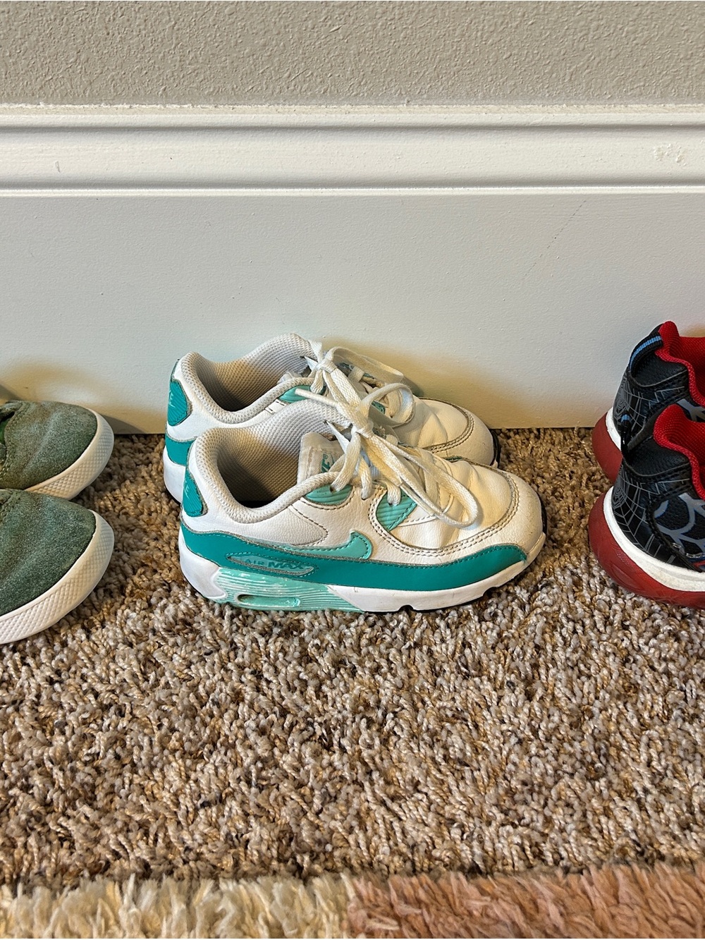 Nike Kids White and Teal Low-Top Sneakers